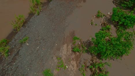 Aufschlussreiche-Luftaufnahme-Der-Brücke-Mit-Querendem-Verkehr,-Lage-Am-Fluss-Tarcoles,-Zwischen-Manuel-Antonio-Und-La-Fortuna-Monteverde