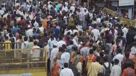 The-crowd-of-Hindu-devotees-and-pilgrims-at-the-entrance-of-the-ancient-temple-Trimbakeshwar-dedicated-to-Lord-Shiva-during-the-holy-month-of-Shravana