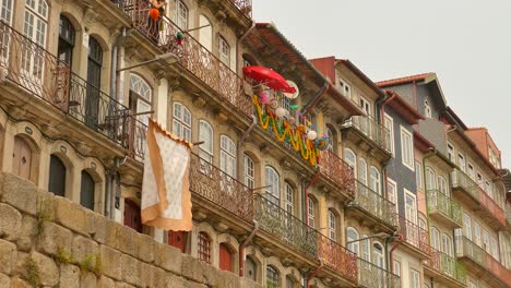 Historische-Gebäude-Mit-Bunten-Girlanden-In-Ribeira,-Altstadt,-Porto,-Portugal