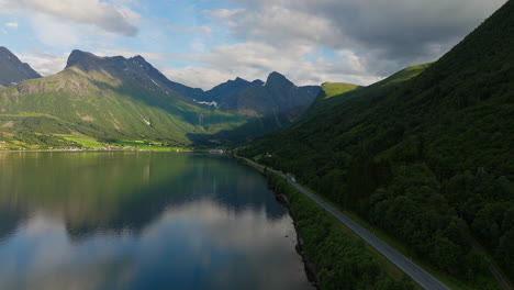 Erleben-Sie-Epische-Landschaften-Auf-Einem-Fantastischen-Roadtrip-Im-Norwegischen-Archipel