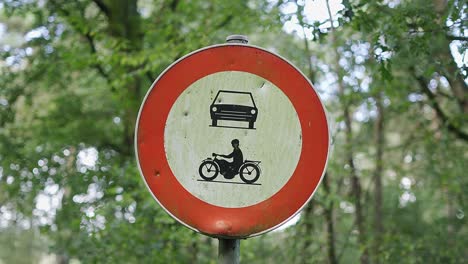 Señal-De-Tráfico-De-Prohibición-Para-Coches-Y-Scooters-En-Un-Verde-Paisaje-Forestal-Belga