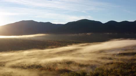 Eine-Dünne-Nebelschicht-Hängt-Und-Fällt-über-Die-Talstraßen-In-Den-White-Mountains-In-New-Hampshire