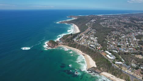 Vista-Panorámica-Sobre-La-Playa-De-Flynns-Y-La-Playa-De-Nobbys-En-Nueva-Gales-Del-Sur,-Australia---Disparo-De-Drones