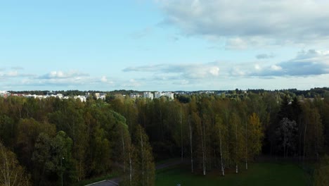 Boom-Up-Enthüllt-Die-Finnische-Stadt-Järvenpää-Am-Ufer-Des-Tuusula-Sees,-Eine-Mysteriöse-Filmische-Drohnenszene