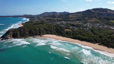 Ruhige-Strandlandschaft-Mit-Türkisfarbenem-Wasser-Am-Sapphire-Beach-In-New-South-Wales,-Australien-–-Luftaufnahme