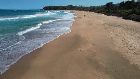 Meereswellen-Und-Sandstrand-Von-Sapphire-Beach-In-New-South-Wales,-Australien-–-Drohnenaufnahme