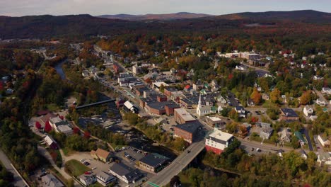 La-Pintoresca-Ciudad-De-Littleton,-New-Hampshire,-En-Nueva-Inglaterra,-En-Las-Icónicas-Montañas-Blancas-Durante-El-Otoño.