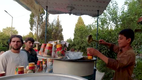 Glaswaren-Eines-Afghanischen-Suppenverkäufers