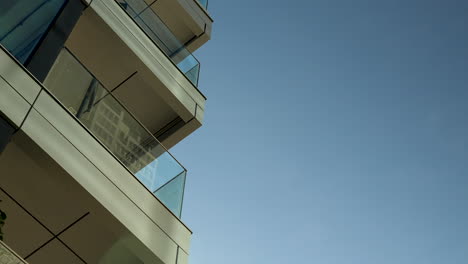 High-end-apartment-building-with-glass-balconies,-modern-architecture