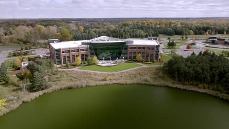 MSUFCU-Headquarters-building-in-East-Lansing,-Michigan-with-drone-video-moving-in