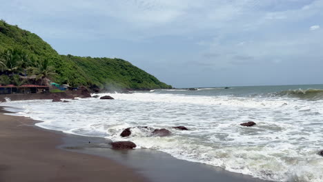 Wellen-Krachen-Auf-Einen-Felsen-Am-Cola-Beach,-Goa,-Indien,-4k