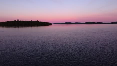 Malerische-Abenddämmerung-Zur-Blauen-Stunde-Aus-Der-Luft-über-Einem-Ruhigen-See-In-Schweden