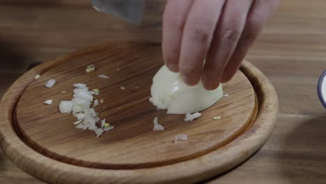 Hobby-chef-cuts-onions-into-small-dices