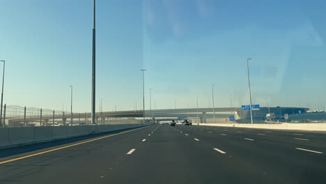 Autos-Fahren-Auf-Der-Straße-In-Dubai,-Vereinigte-Arabische-Emirate,-4K-Hyper-Lapse