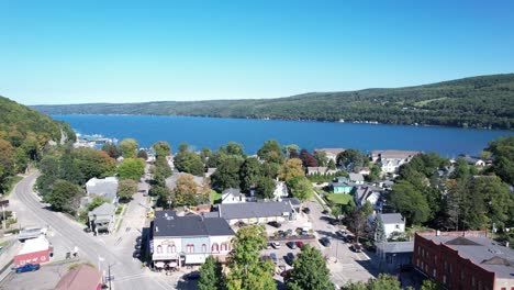 Luftaufnahme-Von-Hammondsport,-New-York,-Mit-Blick-Auf-Das-Dorf-Und-Den-Keuka-See-In-Den-Finger-Lakes