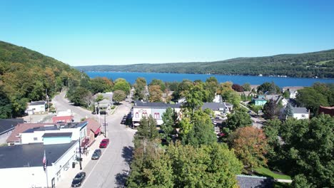 Luftaufnahme-Von-Hammondsport,-New-York,-In-Den-Finger-Lakes-Mit-Blick-über-Das-Dorf-Zum-Keuka-Lake