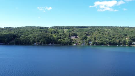 Aerial-view-of-Keuka-Lake's-western-shore-in-the-Finger-Lakes,-NY,-heading-north