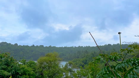 Zeitraffer-Majestätischer-Blick-Auf-Wolken-Und-Blauen-Himmel-über-Dem-Grünen-Berg-Goa-Indien-4k