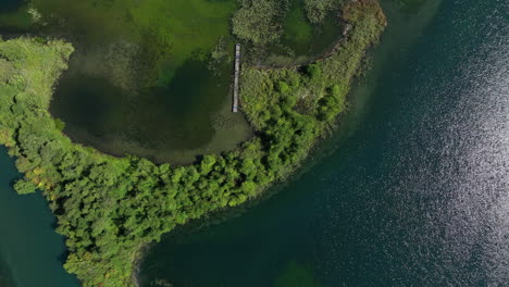 Luftaufnahme-Eines-Mit-Pflanzen-Bewachsenen-Künstlichen-Sees