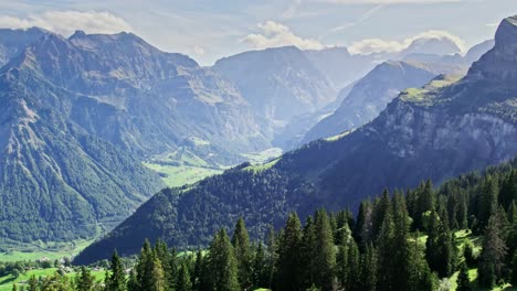 Fascinantes-Y-Espectaculares-Alpes-De-Braunwald-Glarnerland-Suiza-Vista-Aérea