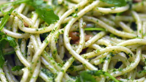 Pesto-De-Espaguetis-Con-Rúcula-Y-Albahaca