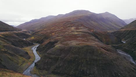 Luftaufnahme,-Die-Den-Isländischen-Fjord-An-Einem-Nebligen-Tag-In-Der-Nähe-Der-Ringstraße-Zeigt,-Einer-Malerischen-Autobahn-Durch-Ein-Malerisches,-Abgelegenes-Fjordgebiet
