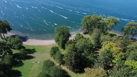 Dieses-Luftbildvideo-Des-Keuka-Lake-Park-Bietet-Eine-Atemberaubende-Perspektive-Auf-Die-Schönheit-Des-Parks