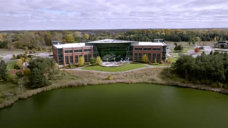 MSUFCU-Headquarters-building-in-East-Lansing,-Michigan-with-drone-video-moving-up