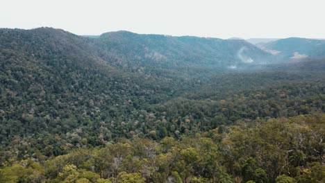 Antena-De-Drones-En-Un-Valle-Montañoso-Australiano-Con-Nubes