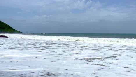 Wellen-Spülen-über-Den-Sand-Cola-Beach-Goa-Indien-4k