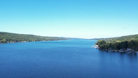 Luftaufnahme-Von-Der-Drohne-Des-Keuka-Sees-In-Den-Finger-Lakes,-New-York,-Richtung-Norden