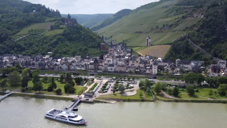 Bacharach-foothill-village-and-riverside-town-in-middle-Rhine-valley,-Germany
