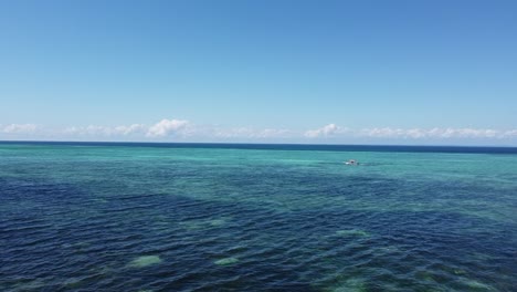 Zanzíbar-Mar-Azul-Barco-Por-Drone-Aéreo-Isla