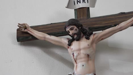 Detailliertes-Kruzifix-Mit-Jesus,-Das-Die-Essenz-Des-Göttlichen-Opfers-Einfängt