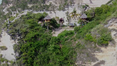 Rumah-Pohon-treehouse-Huts-on-oceanside-cliff-in-Nusa-Penida-Island