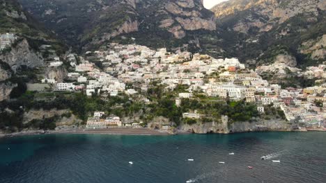 Positano,-tourist-destination-on-the-Amalfi-Coast,-Italy