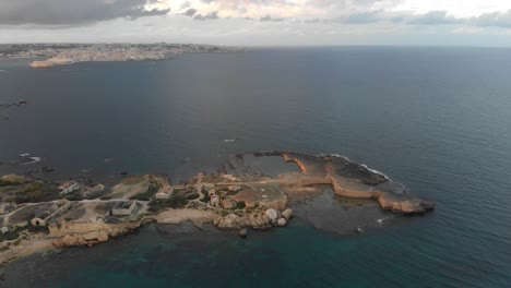 Luftaufnahme-Von-Punta-Della-Mola-Mit-Syrakus-Im-Hintergrund,-Luftaufnahme