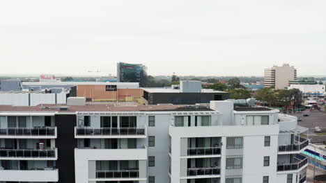 Luftdrohnenaufnahme,-Die-über-Einen-Apartmentkomplex-Aufsteigt-Und-Das-Stadtzentrum-Von-Liverpool,-Sydney,-Australien,-Freigibt