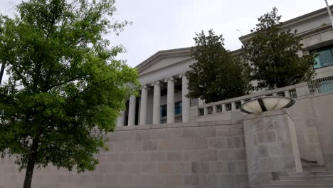 Edificio-De-La-Corte-Suprema-De-Alabama-En-Montgomery,-Alabama-Con-Video-Cardán-Caminando-Hacia-Adelante-En-ángulo-En-Cámara-Lenta