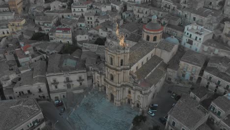 Close-up-aerial-shot-of-Cathedral-of-Saint-George-in-historic-town-of-Modica,-Italy