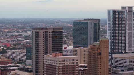Vista-Aérea-Panorámica-Derecha-De-Los-Edificios-En-El-Centro-De-Houston,-Texas.