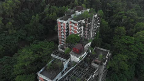 Verlassene-Hochlandtürme-In-üppiger-Grüner-Vegetation-In-Kuala-Lumpur,-Luftaufnahme