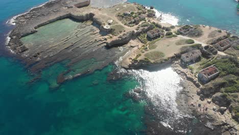 Drohnenansicht-Der-Ruinen-Von-Punta-Della-Mola-Auf-Plemmirio-Tagsüber,-Aus-Der-Luft