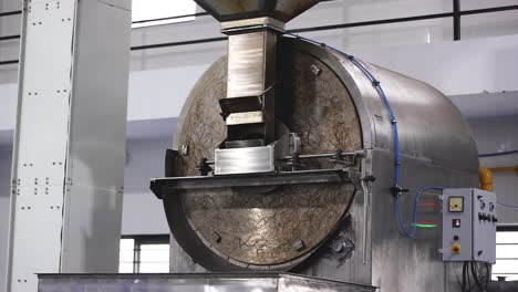 Bei-Der-Herstellung-Von-Erdnussbutter-Werden-Erdnusskerne-In-Einer-Maschine-Gedreht,-Um-Sie-Zu-Erhitzen
