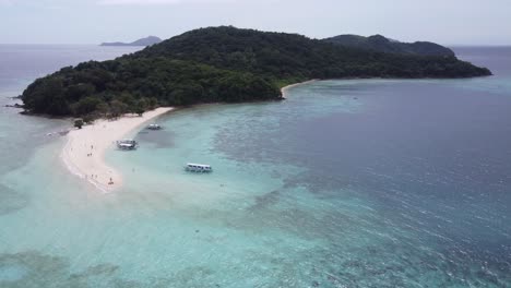 Sandbank-Der-Insel-Ditaytayan-In-Coron-Mit-Menschen-Und-Ausflugsbooten-Am-Sandstrand