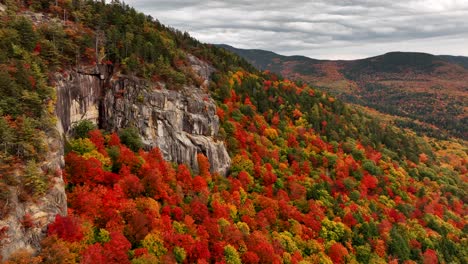 The-White-Mountains-of-New-Hampshire-Peak-Autumn-Colors