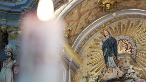 Interior-De-La-Iglesia-Adornada-De-Oro-Con-Estatuas-Religiosas