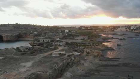 Flug-über-Alte-Ruinen-In-Punta-Della-Mola-Auf-Sizilien-Bei-Sonnenuntergang,-Luftaufnahme
