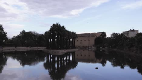 Jardín-Abierto-En-Marruecos,-Con-Palmeras,-Lagos-Tranquilos-Y-Paisajes-Exuberantes-Que-Crea-Un-Sereno-Oasis-En-Verano.