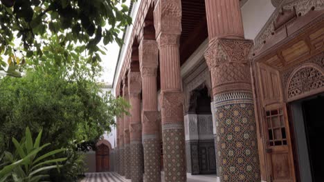 Traditionelles-Riad-Museum-In-Marokko,-Ein-Afrikanischer-Palast-Mit-Mosaikornament,-Offener-Garten-Im-Sommer